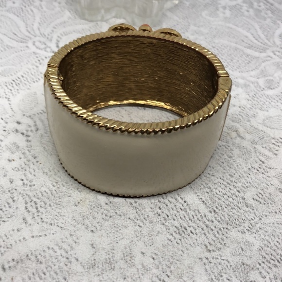 𝅺Vintage enamel medallion dressy costume statement bracelet hinge/clamper. - Picture 3 of 4